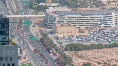 Dubai, Bae'de Difc gece saatinde yakınlarındaki Al Saada caddesinde kavşak trafiğinin ufuk çizgisi görünümü.