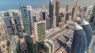 Sheikh Zayed Road ve Difc'nin Dubai, Bae'deki binalarının ufuk çizgisi görünümü.