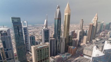 Sheikh Zayed Road ve Difc'nin Dubai, Bae'deki binalarının ufuk çizgisi görünümü.