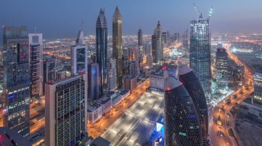 Şeyh Zayed Road ve Difc havadan dubai, Bae gece timelapse binaların Silueti.