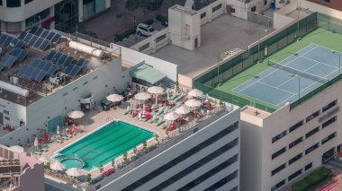 Çatı yüzme havuzu ile otopark yukarıda timelapse, Hava üstü görünümünden bakılır. Dubai, Birleşik Arap Emirlikleri