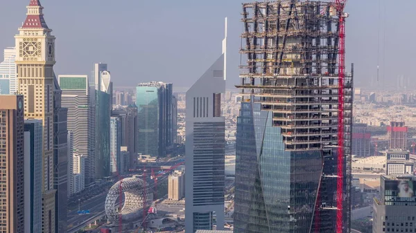 Vista del horizonte de los edificios de Sheikh Zayed Road y el timelapse aéreo DIFC en Dubai, Emiratos Árabes Unidos . — Foto de Stock