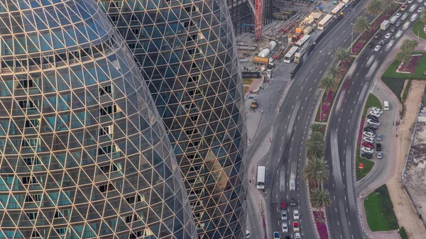 Az Al Saada utcában található a kereszteződésnél a horizonton a közeli DIFC TimeLapse, Dubai, UAE. — Stock Fotó