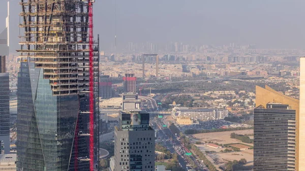 Widok na panoramę budynków Sheikh Zayed Road i DIFC aerial timelapse w Dubaju, ZEA. — Zdjęcie stockowe