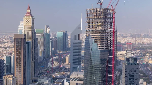 Vista del horizonte de los edificios de Sheikh Zayed Road y el timelapse aéreo DIFC en Dubai, Emiratos Árabes Unidos . — Foto de Stock