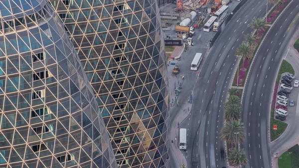 Skyline view of intersection traffic on Al Saada street near DIFC timelapse in Dubai, EAU . — Fotografia de Stock