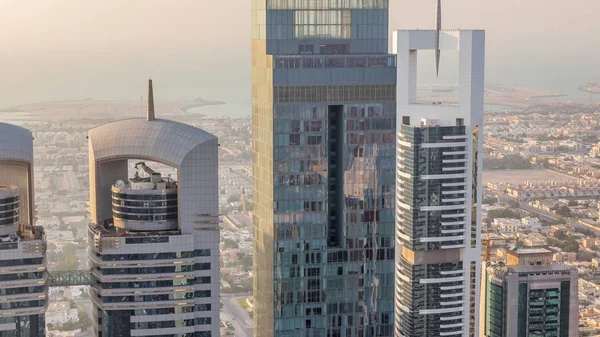 Vista del horizonte de los edificios de Sheikh Zayed Road y el timelapse aéreo DIFC en Dubai, Emiratos Árabes Unidos . —  Fotos de Stock