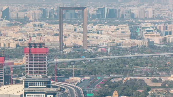 Vista aérea al timelapse financiero y distrito zabeel con el tráfico y en construcción edificio con grúas del centro de la ciudad —  Fotos de Stock