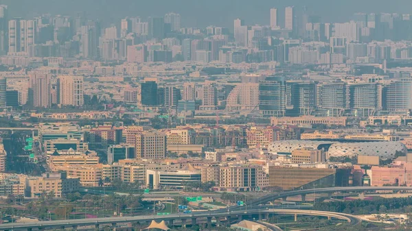 Widok z lotu ptaka z dzielnicy Deira i Dubai Creek z typowych starych i nowoczesnych budynków timelapse. — Zdjęcie stockowe