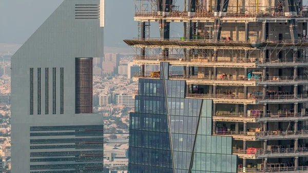 Construcción de un nuevo rascacielos moderno en Dubai city aerial timelapse, Emiratos Árabes Unidos — Foto de Stock