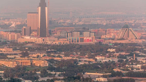 Vista aérea del barrio de Deira y Dubai arroyo con edificios típicos antiguos y modernos timelapse . —  Fotos de Stock