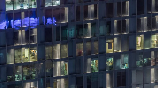 Vista notturna di timelapse appartamento esterno torre. Grattacielo a grattacielo alto con luci lampeggianti nelle finestre — Foto Stock