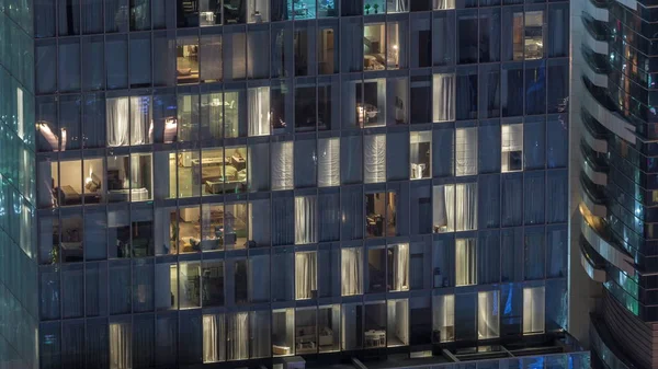 Vista nocturna del timelapse exterior de la torre del apartamento. Rascacielos de gran altura con luces intermitentes en las ventanas — Foto de Stock