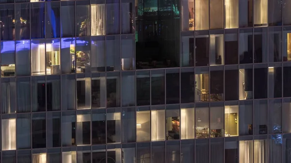 Νυχτερινή άποψη του εξωτερικού πύργου διαμέρισμα timelapse. Ουρανοξύστης με φώτα που αναβοσβήνουν στα παράθυρα — Φωτογραφία Αρχείου