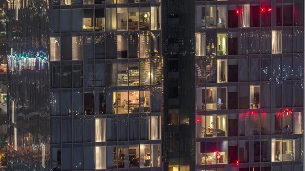 Vue de nuit de la tour d'appartement extérieur timelapse. gratte-ciel de grande hauteur avec des lumières clignotantes dans les fenêtres — Photo