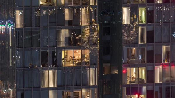 Vue de nuit de la tour d'appartement extérieur timelapse. gratte-ciel de grande hauteur avec des lumières clignotantes dans les fenêtres — Photo