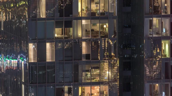Nachtzicht van exterieur appartement toren timelapse. Hoge wolkenkrabber met knipperende lichten in ramen — Stockfoto