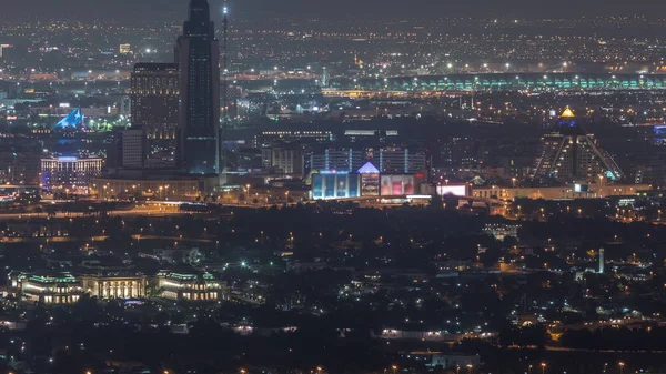 Luchtfoto van buurt Deira en Dubai Creek met typische oude en moderne gebouwen Night timelapse. — Stockfoto