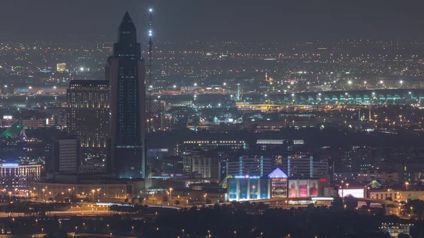 Widok z lotu ptaka z dzielnicy Deira i Dubai Creek z typowych starych i nowoczesnych budynków Night timelapse. — Zdjęcie stockowe