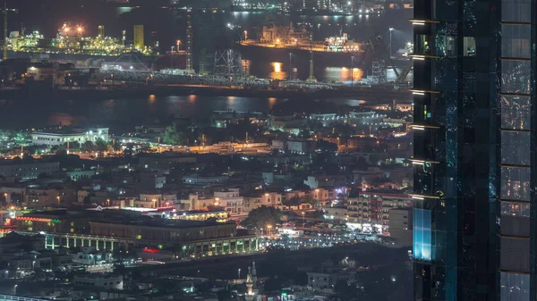 Вид с воздуха из центра Дубая в порт ночью timelapse — стоковое фото
