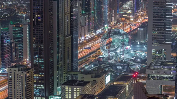 Skyline dos edifícios da Sheikh Zayed Road e DIFC noite aérea timelapse em Dubai, Emirados Árabes Unidos . — Fotografia de Stock