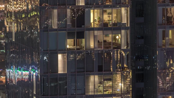 Vista nocturna del timelapse exterior de la torre del apartamento. Rascacielos de gran altura con luces intermitentes en las ventanas —  Fotos de Stock