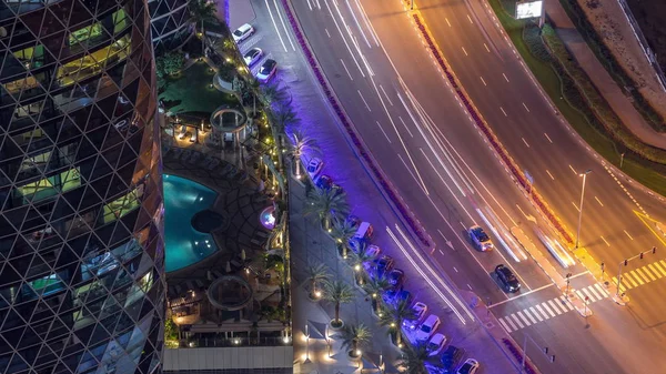 Vista panorámica del tráfico de intersección en la calle Al Saada cerca del timelapse nocturno DIFC en Dubai, Emiratos Árabes Unidos . — Foto de Stock