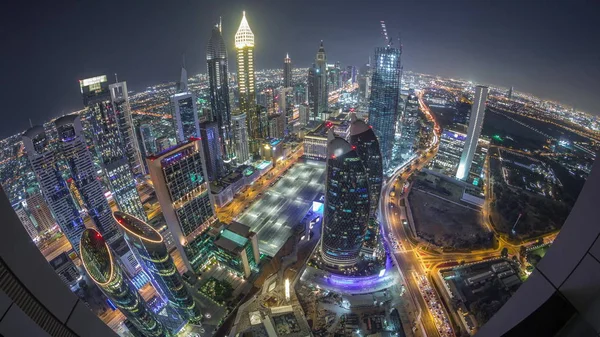 Skyline de los edificios de Sheikh Zayed Road y DIFC timelapse noche aérea en Dubai, Emiratos Árabes Unidos . — Foto de Stock