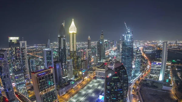 Skyline de los edificios de Sheikh Zayed Road y DIFC timelapse noche aérea en Dubai, Emiratos Árabes Unidos . —  Fotos de Stock