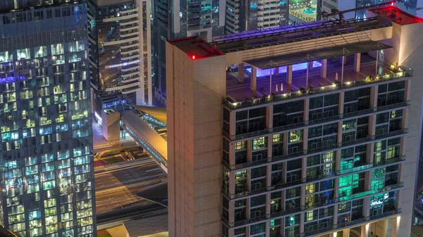 Skyline de los edificios de Sheikh Zayed Road y DIFC timelapse noche aérea en Dubai, Emiratos Árabes Unidos . —  Fotos de Stock