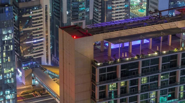 Skyline de los edificios de Sheikh Zayed Road y DIFC timelapse noche aérea en Dubai, Emiratos Árabes Unidos . — Foto de Stock