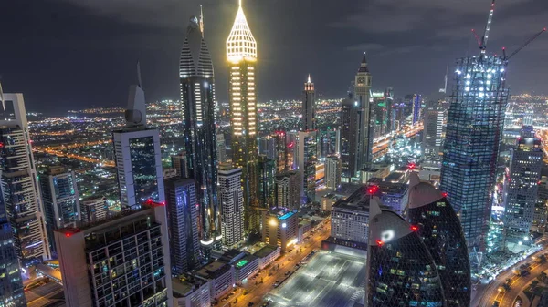 Skyline de los edificios de Sheikh Zayed Road y DIFC timelapse noche aérea en Dubai, Emiratos Árabes Unidos . —  Fotos de Stock