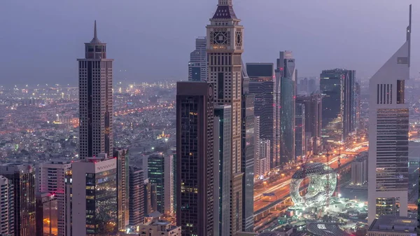 Skyline de los edificios de Sheikh Zayed Road y DIFC antena noche al día timelapse en Dubai, Emiratos Árabes Unidos . —  Fotos de Stock