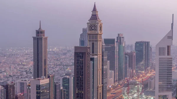 Skyline de los edificios de Sheikh Zayed Road y DIFC antena noche al día timelapse en Dubai, Emiratos Árabes Unidos . —  Fotos de Stock
