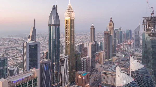 Skyline dos edifícios da Sheikh Zayed Road e DIFC dia a noite timelapse em Dubai, Emirados Árabes Unidos . — Fotografia de Stock