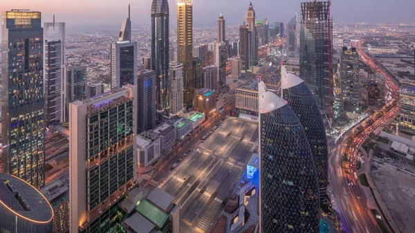 Skyline az épületek a Sheikh Zayed Road és a DIFC légi nap az éjszakai TimeLapse Dubai, UAE. — Stock Fotó