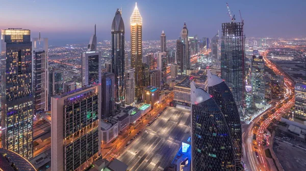 Skyline dos edifícios da Sheikh Zayed Road e DIFC dia a noite timelapse em Dubai, Emirados Árabes Unidos . — Fotografia de Stock