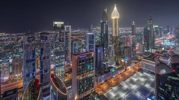 Skyline de los edificios de Sheikh Zayed Road y DIFC timelapse noche aérea en Dubai, Emiratos Árabes Unidos . — Foto de Stock