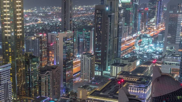 Skyline dos edifícios da Sheikh Zayed Road e DIFC noite aérea timelapse em Dubai, Emirados Árabes Unidos . — Fotografia de Stock