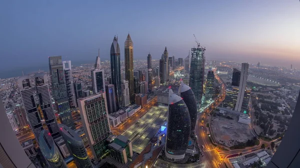 Skyline dos edifícios da Sheikh Zayed Road e DIFC noite aérea a dia timelapse em Dubai, Emirados Árabes Unidos . — Fotografia de Stock