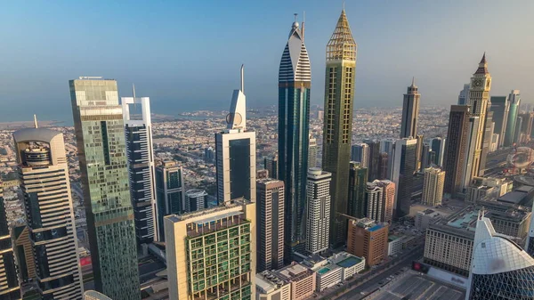 Vista panorâmica dos edifícios da Sheikh Zayed Road e da DIFC no Dubai, Emirados Árabes Unidos . — Fotografia de Stock