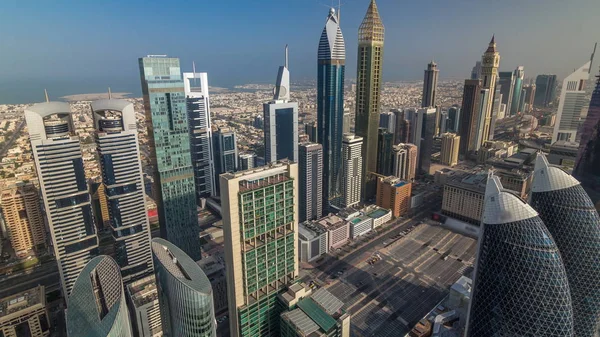Vista panorâmica dos edifícios da Sheikh Zayed Road e da DIFC no Dubai, Emirados Árabes Unidos . — Fotografia de Stock