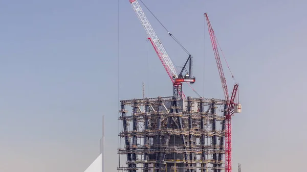 Construção de um novo arranha-céu moderno no Dubai city aerial timelapse, Emirados Árabes Unidos — Fotografia de Stock