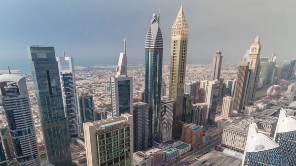 Vista del horizonte de los edificios de Sheikh Zayed Road y el timelapse aéreo DIFC en Dubai, Emiratos Árabes Unidos . —  Fotos de Stock