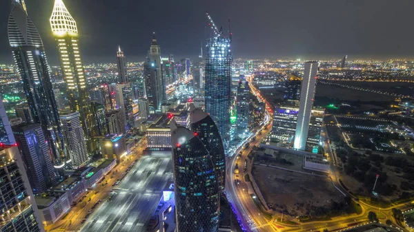 Skyline dos edifícios da Sheikh Zayed Road e DIFC noite aérea timelapse em Dubai, Emirados Árabes Unidos . — Fotografia de Stock