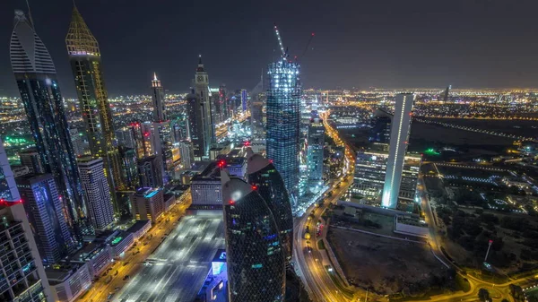 Skyline van de gebouwen van Sheikh Zayed Road en DIFC Aerial Night timelapse in Dubai, VAE. — Stockfoto