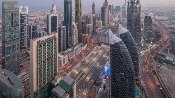 Skyline van de gebouwen van Sheikh Zayed Road en DIFC Aerial dag tot nacht timelapse in Dubai, VAE. — Stockfoto