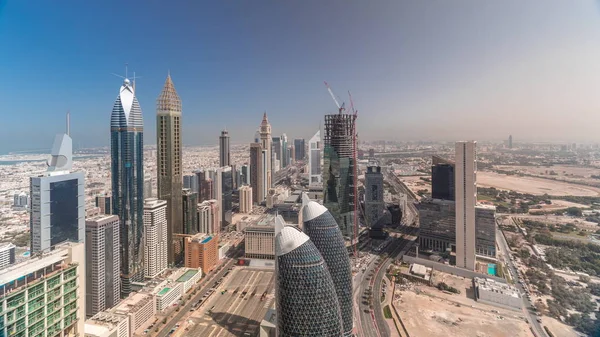 Skyline-Ansicht der Gebäude von Scheich Zayed Straße und difc Antenne Zeitraffer in Dubai, uae. — Stockfoto