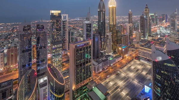 Skyline dos edifícios da Sheikh Zayed Road e DIFC dia a noite timelapse em Dubai, Emirados Árabes Unidos . — Fotografia de Stock