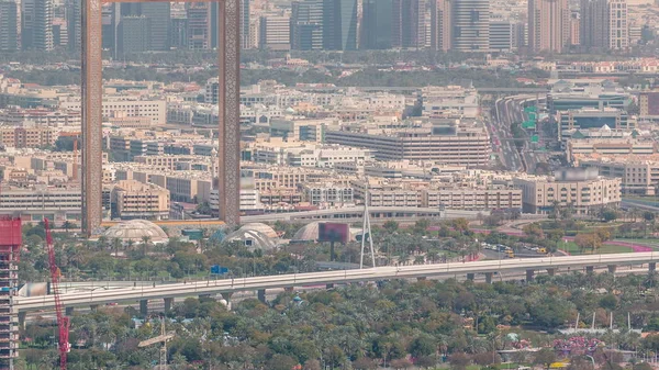 Vista aérea al timelapse financiero y distrito zabeel con el tráfico y en construcción edificio con grúas del centro de la ciudad — Foto de Stock